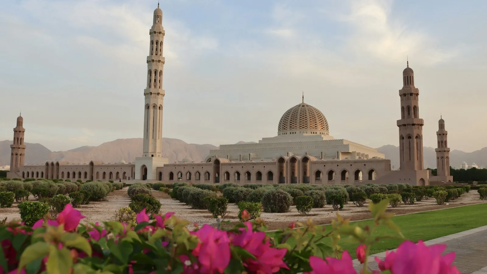 Cour de marbre et minarets de la Grande Mosquée Sultan Qabous à Mascate