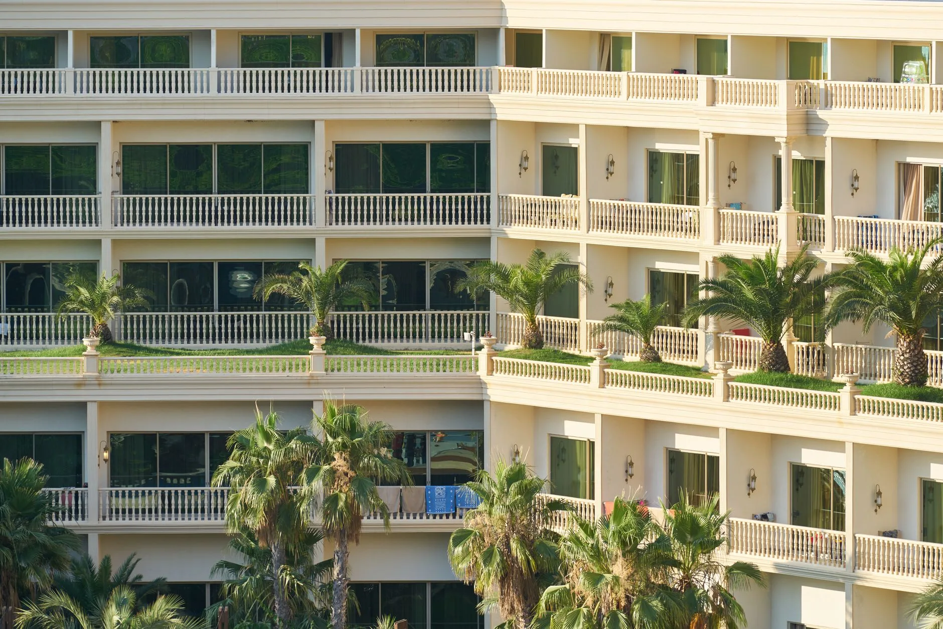 Famille devant un appartement avec vue sur la mer à Mascate, Oman